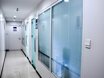 如何選擇醫(yī)用鋼制墻板，興鐵來教您